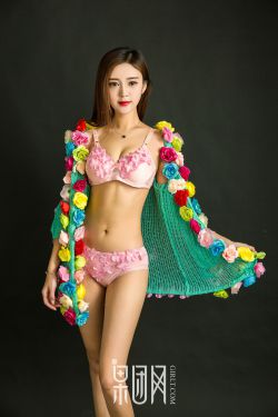 女人绑手光脚挠脚心