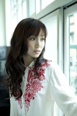 变态美女被强摸尿口扒开屁股