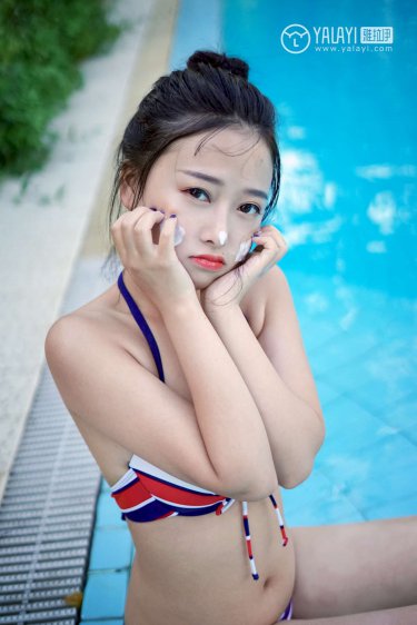 美女被扒开屁股进去图片