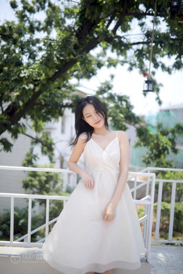 美女脱去所有胸罩